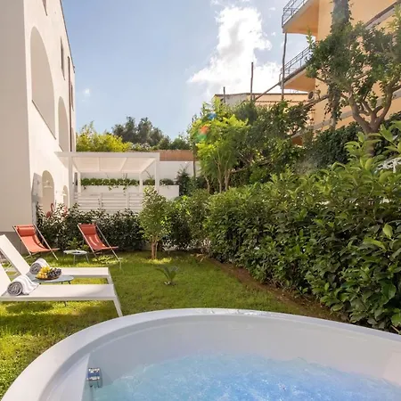 Apartment Luxury With Garden And Jacuzzi